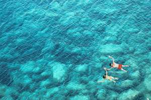 Wakacyjne pływanie w błękitnym morzu